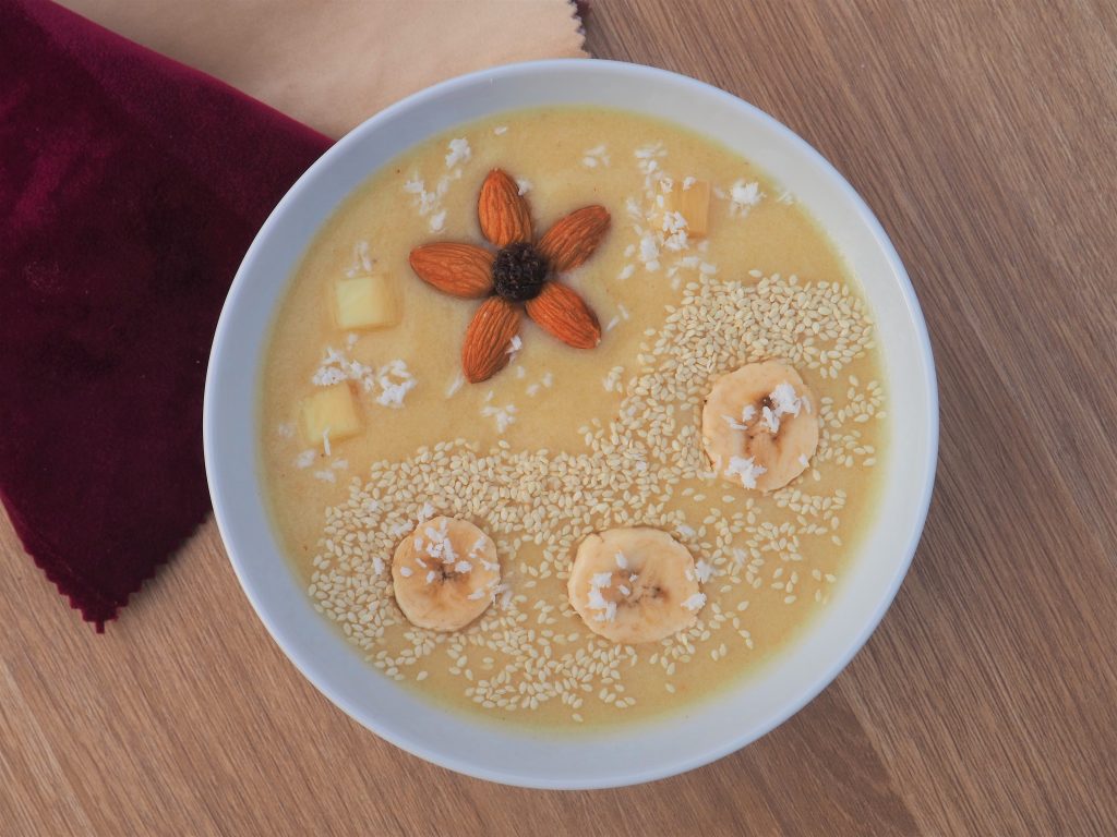ananasowy smoothie bowl