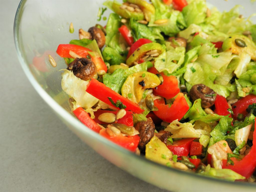 sałatka z cukinią, sosem vinaigrette i pestkami dyni