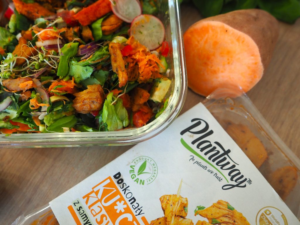 wegański lunch z roślinnym kurczakiem